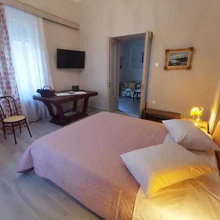 The Traditional Athenian House For 6, Near Metro Athens